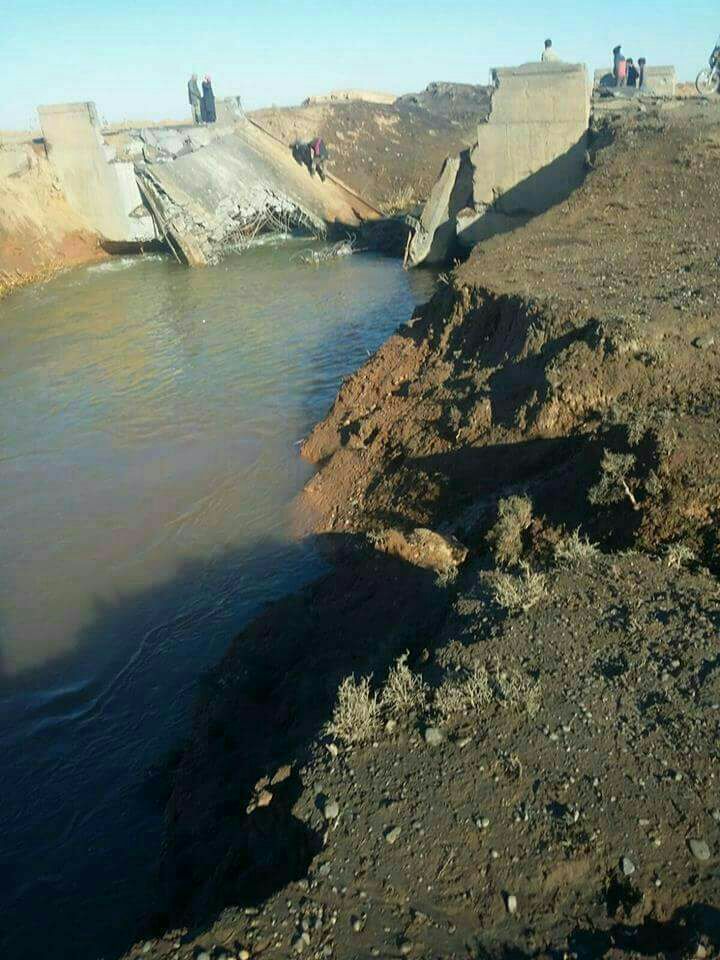 عاجل: غارة جوية لطائرات التحالف أمس استهدفت جسر مزرعة الأنصار في ريف الرقة الغربي